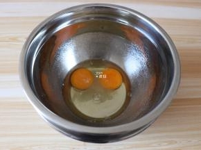 分三次倒入白砂糖，打发蛋液;