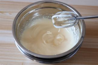 打发到提起打蛋头，蛋液纹路不会立即消失;