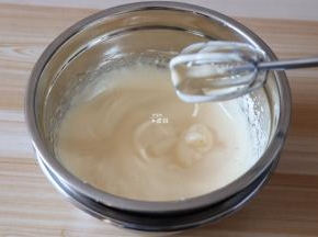 打发到提起打蛋头，蛋液纹路不会立即消失;