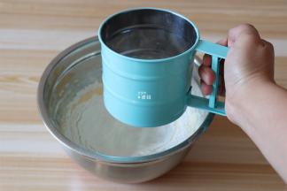 筛入低筋面粉和泡打粉的混合物；