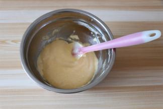 用刮刀翻拌均匀,注意不要画圈圈搅拌哦,否则会消泡;