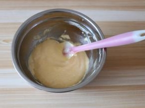 用刮刀翻拌均匀,注意不要画圈圈搅拌哦,否则会消泡;