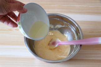 将玉米油倒入面糊翻拌均匀;