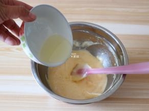 将玉米油倒入面糊翻拌均匀;