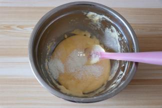 倒入椰蓉翻拌均匀；