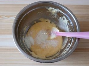 倒入椰蓉翻拌均匀；