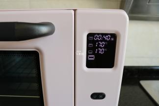 按启动键后烤箱开始预热；