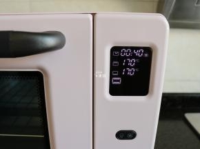 按启动键后烤箱开始预热；