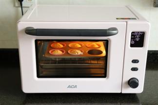 预热好后，烤箱会有蜂鸣声提醒，此时将蛋糕糊放进烤箱中层，调整时间为15分钟后，按启动键，开始烘烤，烤好后取出放在冷却架上冷却后脱模即可；