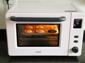 预热好后，烤箱会有蜂鸣声提醒，此时将蛋糕糊放进烤箱中层，调整时间为15分钟后，按启动键，开始烘烤，烤好后取出放在冷却架上冷却后脱模即可；