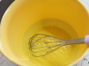 蛋黄蛋白分开，分别装入干净、无水、无油的打蛋盆中。蛋清先放入冰箱冷冻大约10分钟，直到周围结冰的状态。蛋黄加入细砂糖A，搅拌均匀，不要打发哦。拌匀即可。