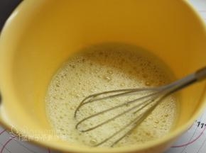 热水和色拉油大致混合，加入蛋黄中，一样拌匀。因为热水加入，细砂糖也就融化了。