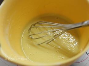 筛入低筋面粉，用手动打蛋器画“Z\