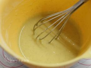 加入香草膏，拌匀。这时候可预热烤箱，200℃。