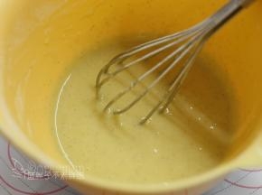 加入香草膏，拌匀。这时候可预热烤箱，200℃。