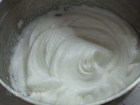 .蛋清先加入1小勺细砂糖B，开动电动打蛋器，告诉打发，一直打发到蛋白纹路清晰，泡沫不消失。我用了3分钟。