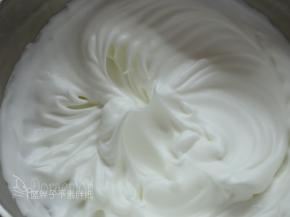 接着加入剩余细砂糖的一半。继续高速打发，让蛋白霜更加坚挺，蛋白霜更加有光泽感，大约1分钟。