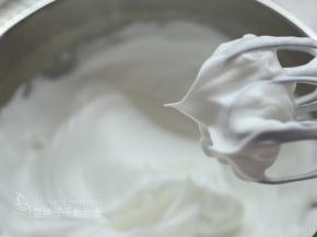 最后加入剩余的细砂糖，先高速搅打15秒之后，换成中低速，整理大气泡。总用时1分钟。这时候的打蛋器时尖端是短而小的尖峰。