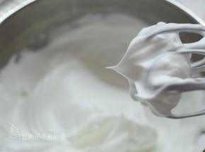 最后加入剩余的细砂糖，先高速搅打15秒之后，换成中低速，整理大气泡。总用时1分钟。这时候的打蛋器时尖端是短而小的尖峰。