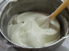再倒回蛋白霜中，继续用橡皮刮刀翻拌均匀，直至看不到一丝蛋白，面糊呈细腻光滑状。