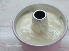 将面糊用刮刀刮进模具中，再震两下，注意蛋糕糊不是流动的状态。