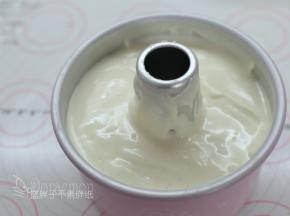 将面糊用刮刀刮进模具中，再震两下，注意蛋糕糊不是流动的状态。