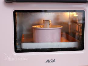 送入预热好的烤箱，上下火180℃，烤26分钟。