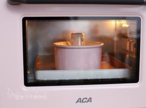 送入预热好的烤箱，上下火180℃，烤26分钟。