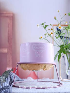 出炉后震两下，倒扣放凉。