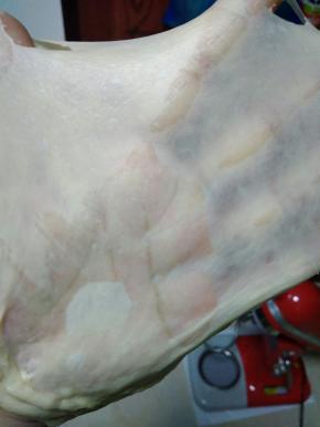 将除黄油外的全部材料倒入厨师机，搅拌除手套膜