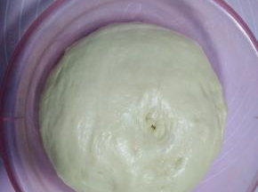 面团发酵好，戳个洞，不会缩，说明发酵好了