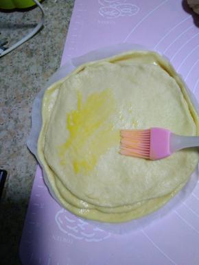 将面条摊平，上面刷上熔化的黄油