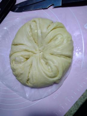 用刀子将面团分成均等6划痕