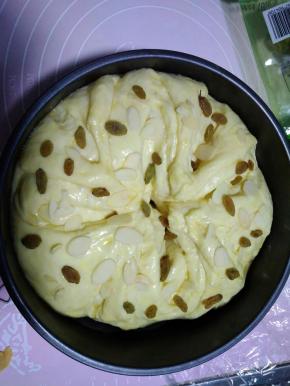 整成自己喜欢的形状，刷上蛋液，洒上葡萄干等