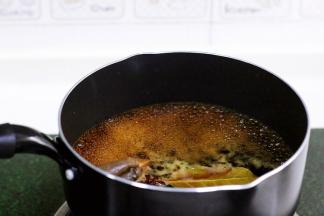 加入细砂糖、盐、生抽和老抽。