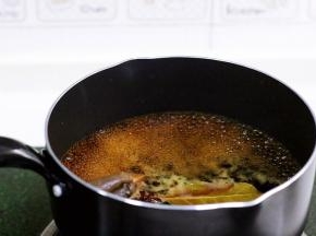 加入细砂糖、盐、生抽和老抽。