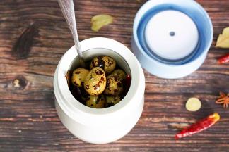 第二天早上起来就可以吃到美味的五香鹌鹑蛋了。