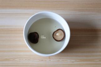 干香菇提前浸泡发开；