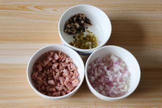 将香菇、洋葱洗干净切成丁，肉肠、冠利腌绿辣椒也切丁，备用；