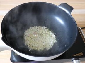 锅热后倒入适量玉米油，倒入洋葱翻炒出香味；