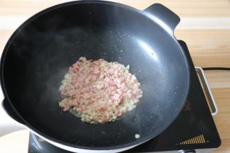 倒入肉肠翻炒至变色；