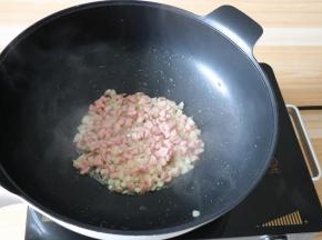 倒入肉肠翻炒至变色；