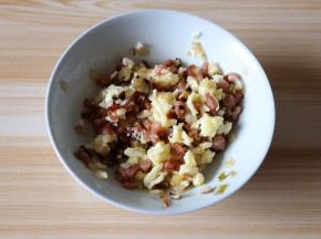 冷却至不烫手后倒入马苏里拉芝士搅拌均匀；