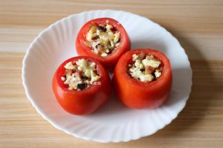 将洋葱肉肠等的芝士混合物装入到番茄碗中；