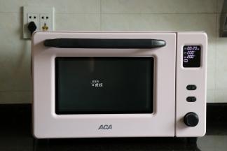 烤箱选择烘烤模式，上下管温度都是200度，时间设置为20分钟，按启动键后烤箱会自动进入预热模式；