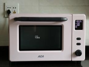 烤箱选择烘烤模式，上下管温度都是200度，时间设置为20分钟，按启动键后烤箱会自动进入预热模式；