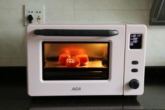 烤盘上铺一层锡箔纸，放入装好内馅的番茄碗，移入烤箱，按启动键开始烘烤熟；