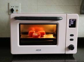 烤盘上铺一层锡箔纸，放入装好内馅的番茄碗，移入烤箱，按启动键开始烘烤熟；