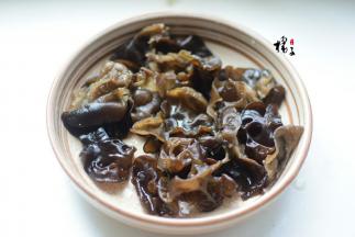 干木耳泡发，洗净