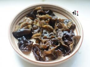 干木耳泡发，洗净
